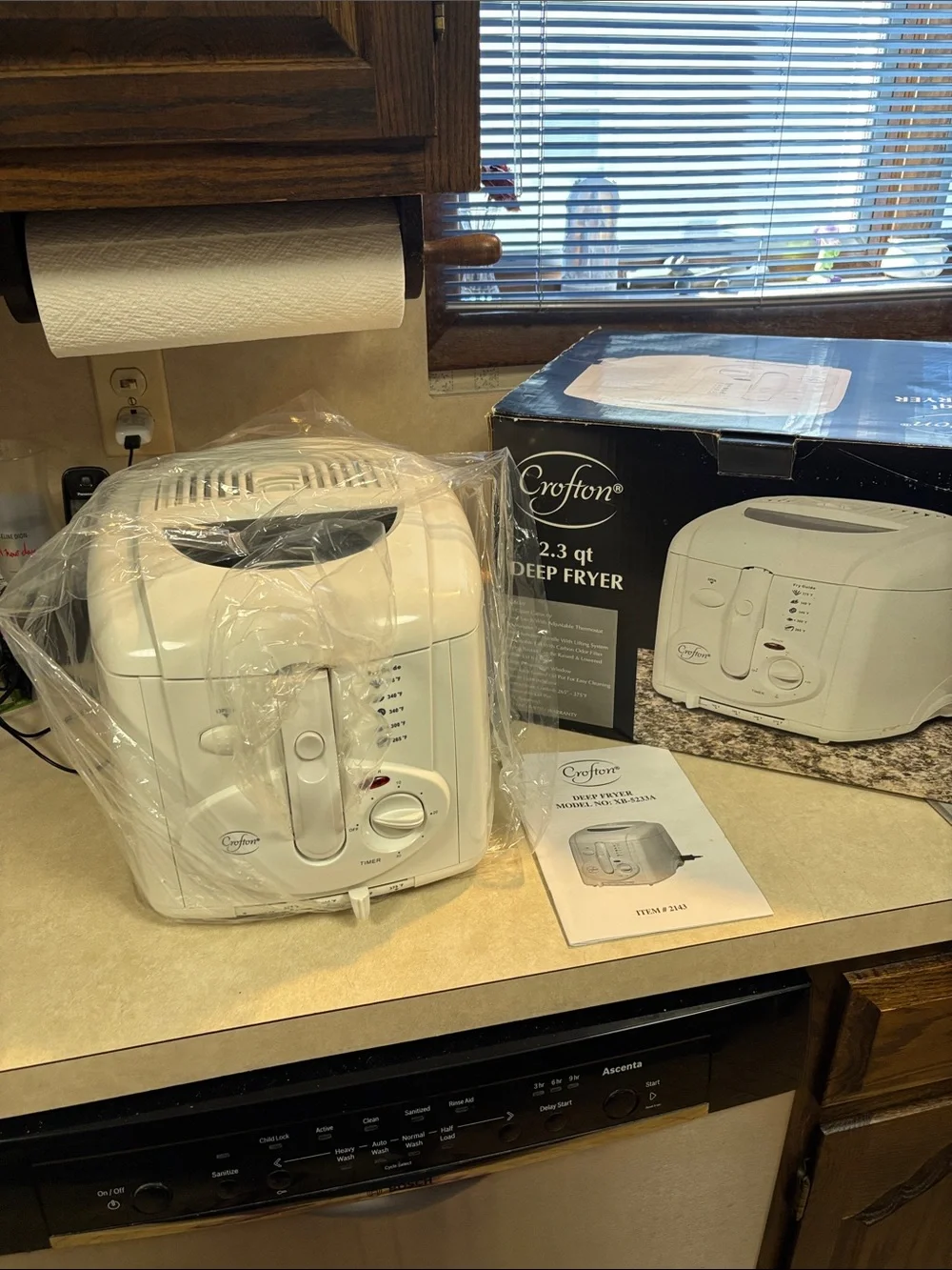 New Crofton 2.3 QT Deep Fryer White Adjustable Temp Timer Odor Filter